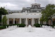 White House suspends tours to construct Trump