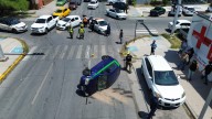 Se registra choque volcadura en crucero semaforizado de Torreón