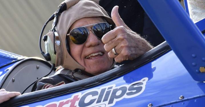 Veterans give 'thumbs up' for ride Sunday in an open