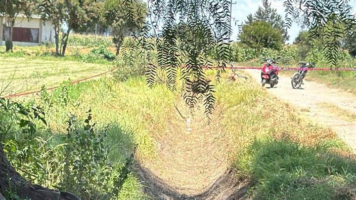 Hallan cadáver con huellas de tortura dentro de canal de riego en Tecamachalco