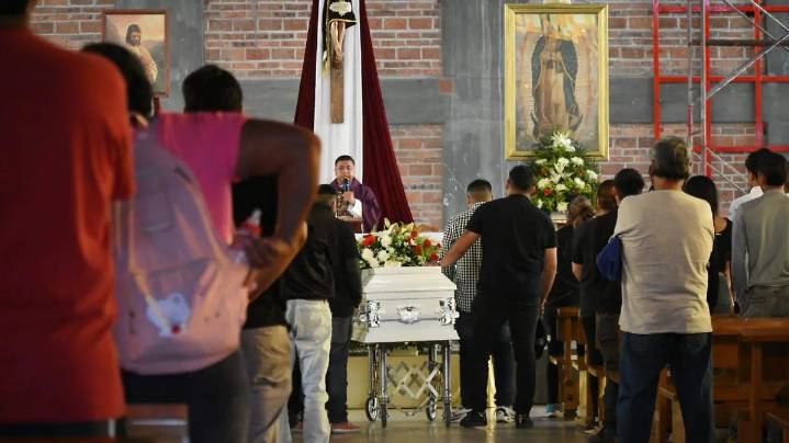 Dan el último adiós a víctimas del accidente de tren en Irapuato