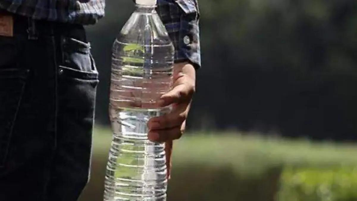 Tu cuerpo te lo agradecerá: Invitan a beber un vaso agua durante cada una de las tres comidas del día