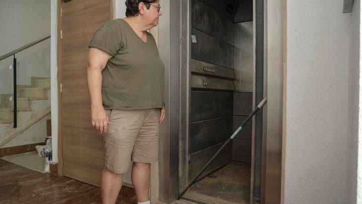 10 meses sin ascensor tras la dana: "Mi madre solo puede salir de casa una vez a la semana"