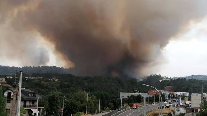 Cortada la circulación de trenes entre Galicia y Madrid por un potente incendio en Ourense