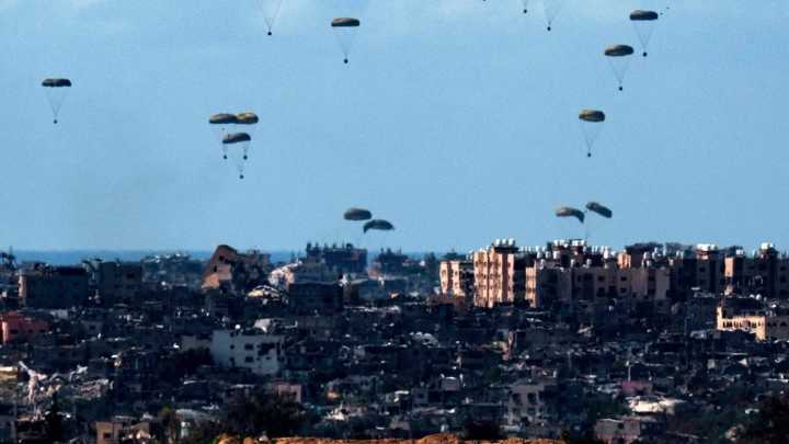 Cinco países lanzan paquetes de ayuda desde el aire en Gaza