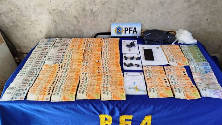 Golpe al narcomenudeo en La Banda: detuvieron a cinco personas y secuestraron droga, armas y dinero
