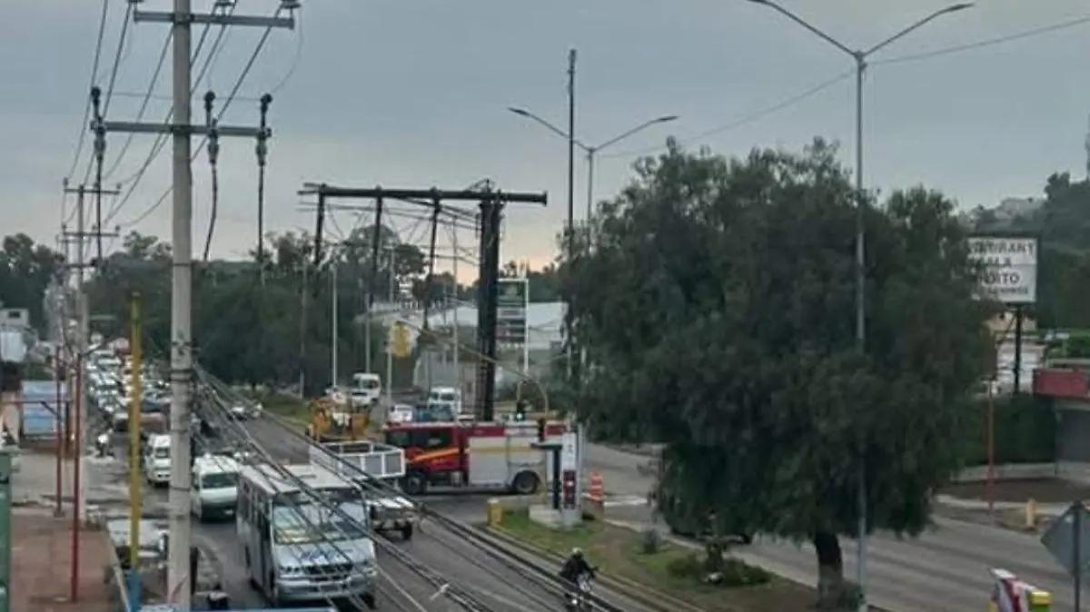 Continúan los trabajos para retirar espectacular en la México