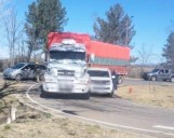 El Volcán: cuatro personas resultaron heridas en un accidente entre un camión y una camioneta
