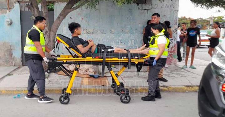 Motociclista resulta herido tras chocar contra auto remolcado en Ciudad Victoria