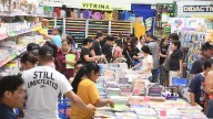¡Compras de última hora! Familias abarrotan papelerías ante el regreso a clases