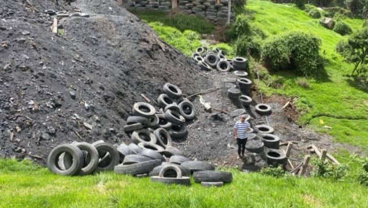 CAR suspende actividades avícolas tras detectar uso de llantas y otros materiales en construcción