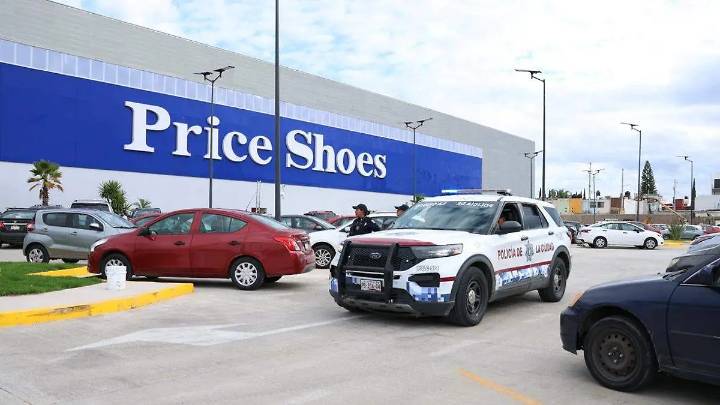 Rondines policiales en nueva tienda Price Shoes sobre Periférico sin generar confianza entre clientes