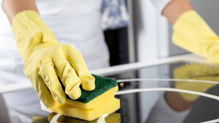 Cómo quitar arañazos de una vitrocerámica: el truco sencillo que la deja como nueva