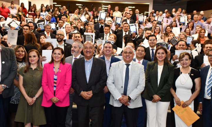 Entregan constancias de diplomado en mediación a personal educativo