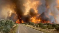 Evacúan por completo San Esteban de Nogales (León) ante el avance de un incendio forestal