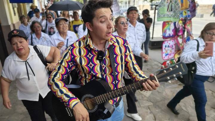 Reviven historia de Juan Gabriel con recorrido dramatizado “Recuerdos en mi Frontera” en la avenida Juárez