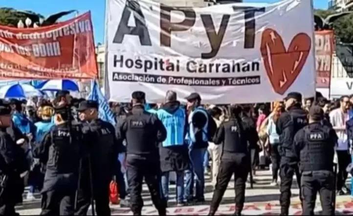 Tensión en el Congreso: la policía desaloja a los manifestantes que marchan por la emergencia pediátrica