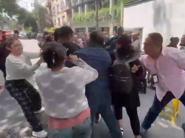 Se desata tremenda riña y detenciones tras desalojo en la Roma CDMX