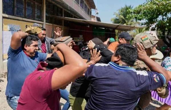 Lanzan piedras a candidato de izquierda en Bolivia