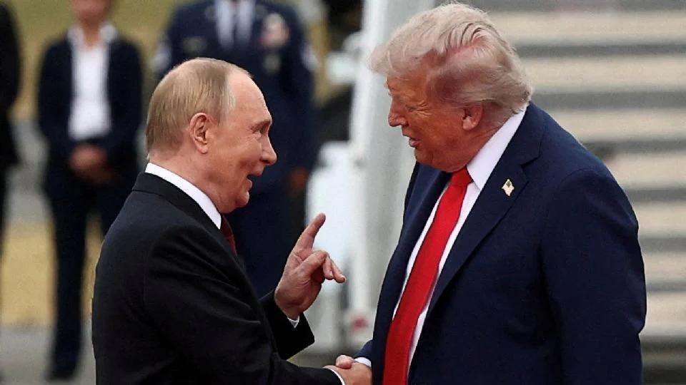 Turistas hallan información confidencial de la reunión entre Trump y Putin en hotel cerca de la base militar de Alaska