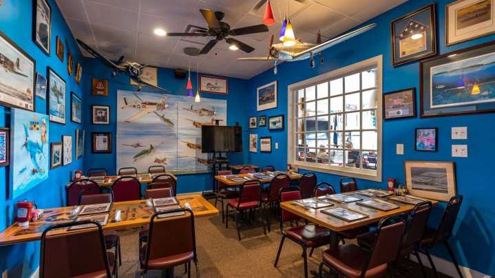 The Renowned South Carolina Restaurant Made For Airplane Enthusiasts