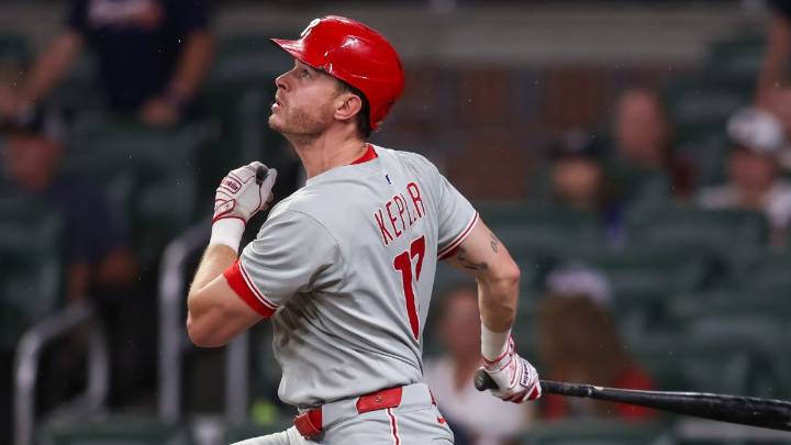 Outfielders take center stage as Phillies top Rangers, win series