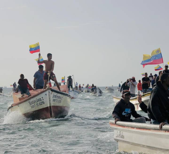 Pescadores salen en caravana marítima a defender las costas falconianas