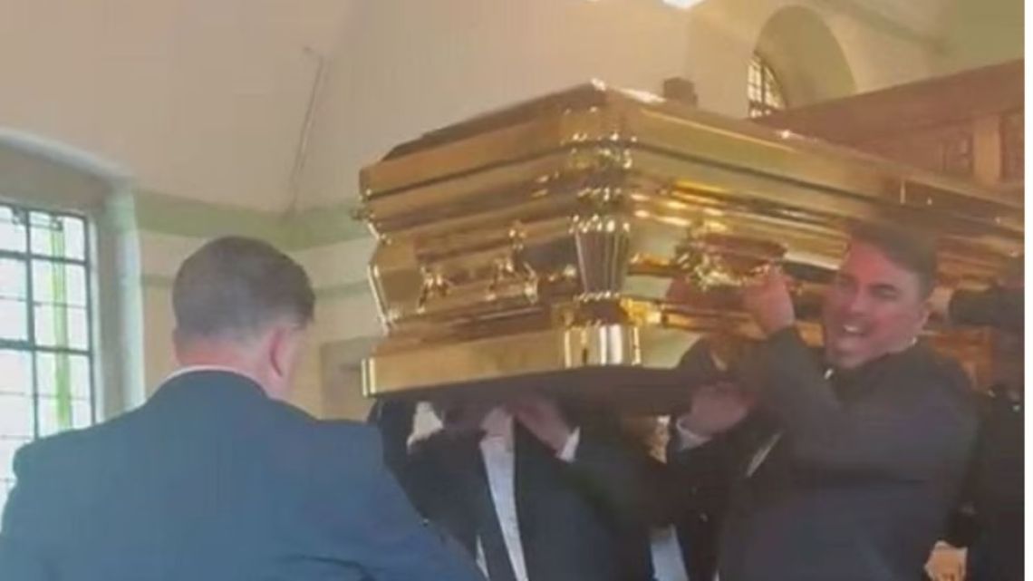 Excéntrico funeral de un empresario gitano en Londres: caravana en Rolls
