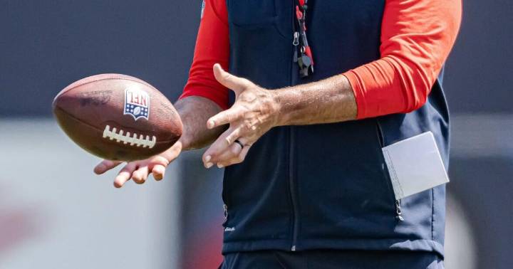 Bloodied Vrabel sets feisty tone for his Patriots team