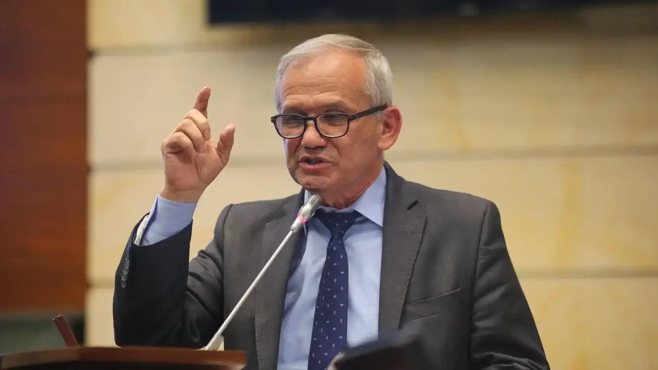 "Protegiendo criminales": fuertes reacciones contra Petro por permanencia de Carlos Ramón en Nicaragua