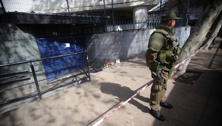Manifestación en liceo Lastarria deja un sujeto quemado mientras lanzaba molotov