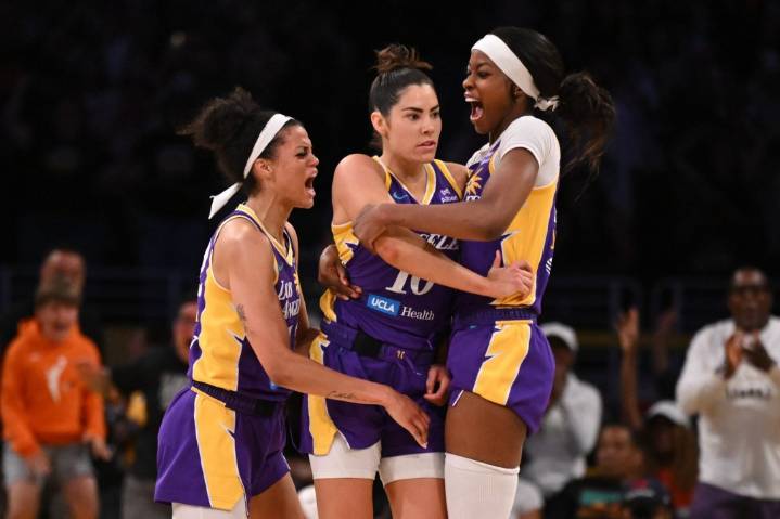Kelsey Plum’s buzzer-beater helps Sparks edge Paige Bueckers, Wings