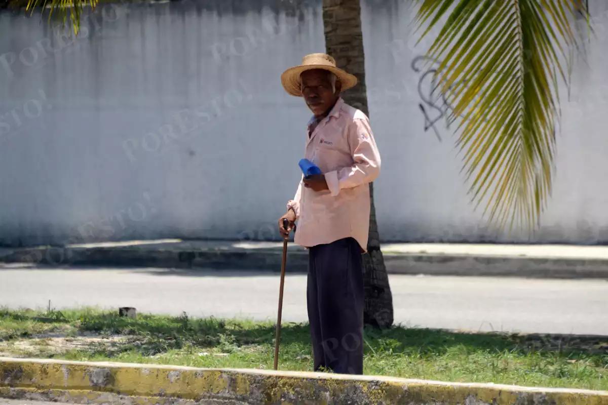 Con bastón y sin vista en un ojo: Así es como Plutarco, un abuelito chiapaneco sobrevive en las calles de Cancún