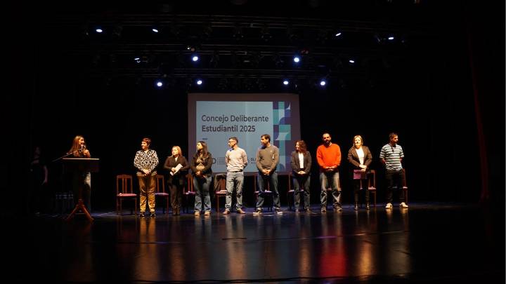 Los candidatos a concejales frente a los estudiantes secundarios en el Teatro