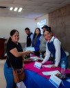 Entrega Ichijuv apoyos económicos a jóvenes en la Sierra Tarahumara