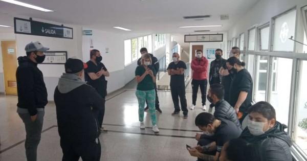 Camilleros del Hospital Río Gallegos decidieron trabajar a reglamento
