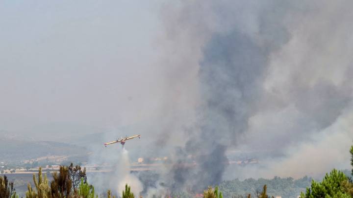 Lucha sin cuartel contra el fuego con miles de personas desalojadas aún