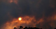 Galería | Los vecinos en Beade hacen todo lo posible para parar el incendio