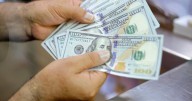 El dólar cae en el día, sube en la semana y baja en el mes de agosto