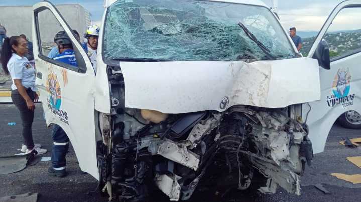 Resultan 3 hombres lesionados en choque