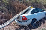Un auto despistó de la Ruta 18, chocó el guardarrail y quedó en la banquina en Paraná
