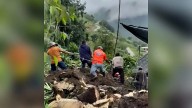 Rescatan a joven tras caer a una barranca en el puente Flor del Bosque