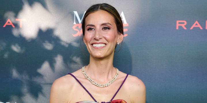Ana Boyer estrena el vestido que mejor funciona con zapatillas y que está en Zara o Mango