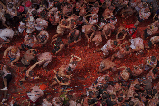 Tons of overripe tomatoes become projectiles in Spain's ‘Tomatina’ food fight