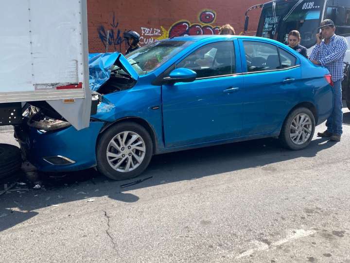 AVEO SE LE EMBARRÓ A UNA CAMIONETA
