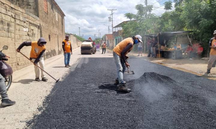 Alcaldesa de Los Guayos supervisa avances en electrificación del barrio Los Cerritos