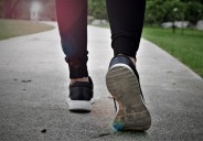 Salud recomienda caminar 7.000 pasos al día y recuerda la importancia de protegerse del sol