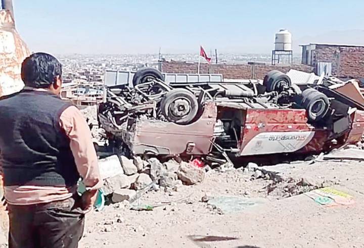 Arequipa: Bus se despista y cae sobre una vivienda