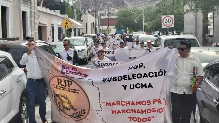 Trabajadores del IMSS llevan a cabo marcha para exigir jubilación digna