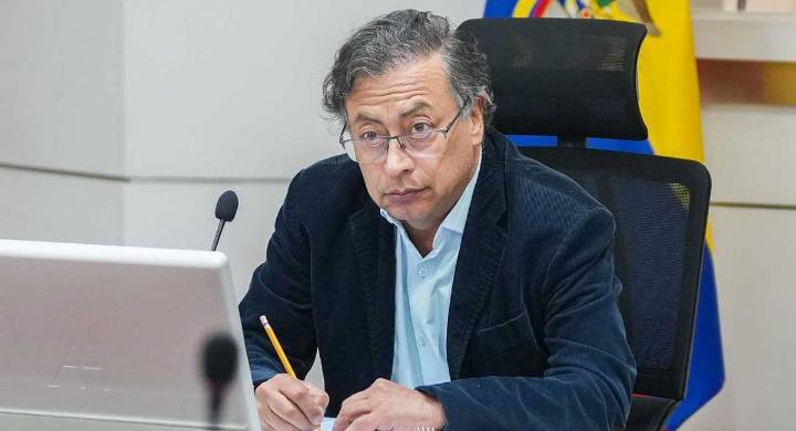 ¿Esa es la justicia? Gustavo Petro cuestionó la medida de libertad para Uribe y lo comparó con Epa Colombia